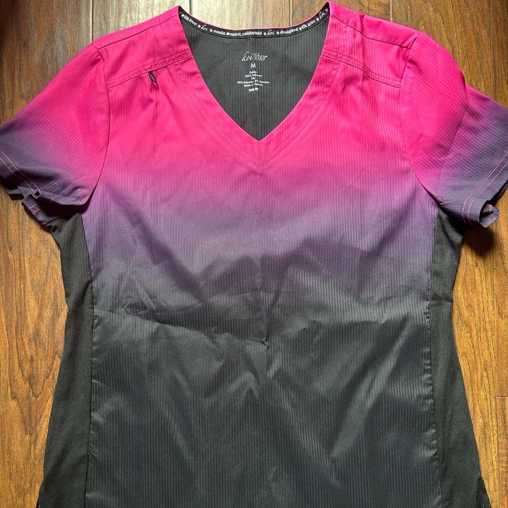 Women’s koi lite pink ombre scrub top size medium. Stretchy side panel.